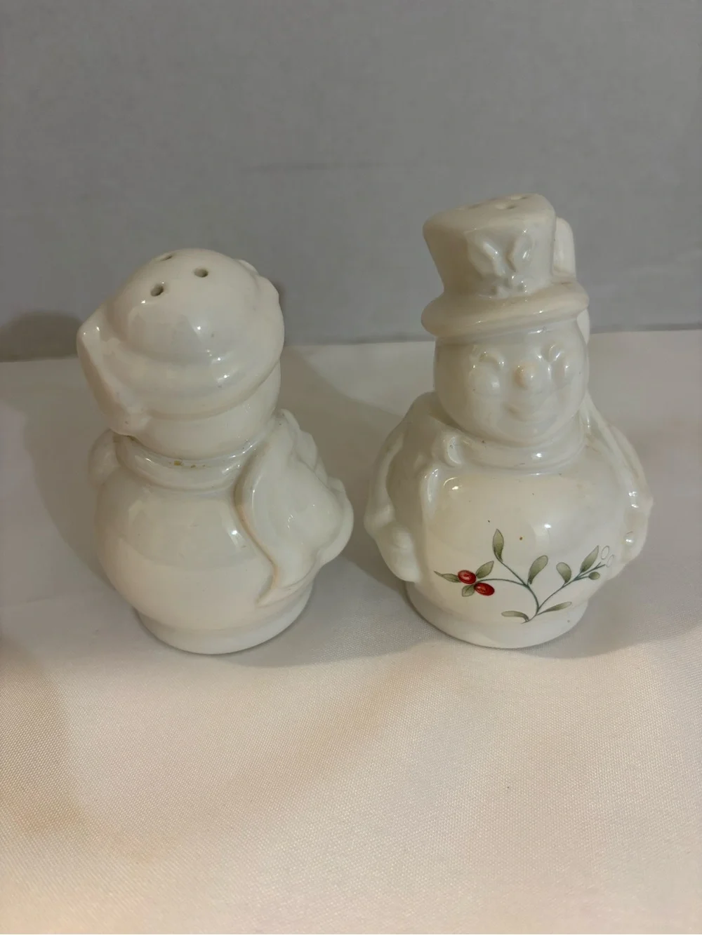 Pfaltzgraff Winterberry snowman salt & Pepper shaker festive holly and berry 2PC